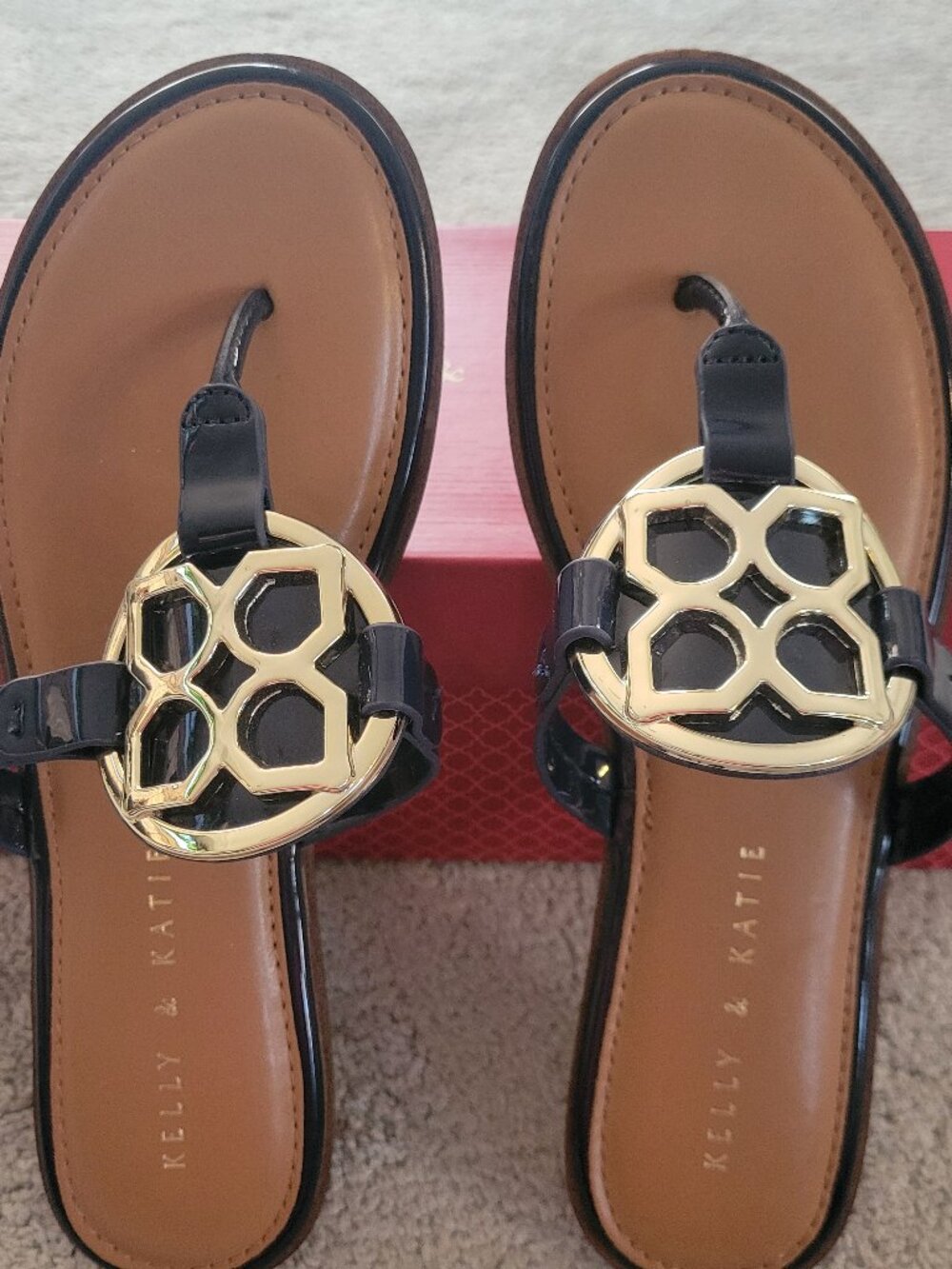 Kelly & Katie Dahlin Patent Thong Sandals Navy Gold Medallion Size 7M EUC